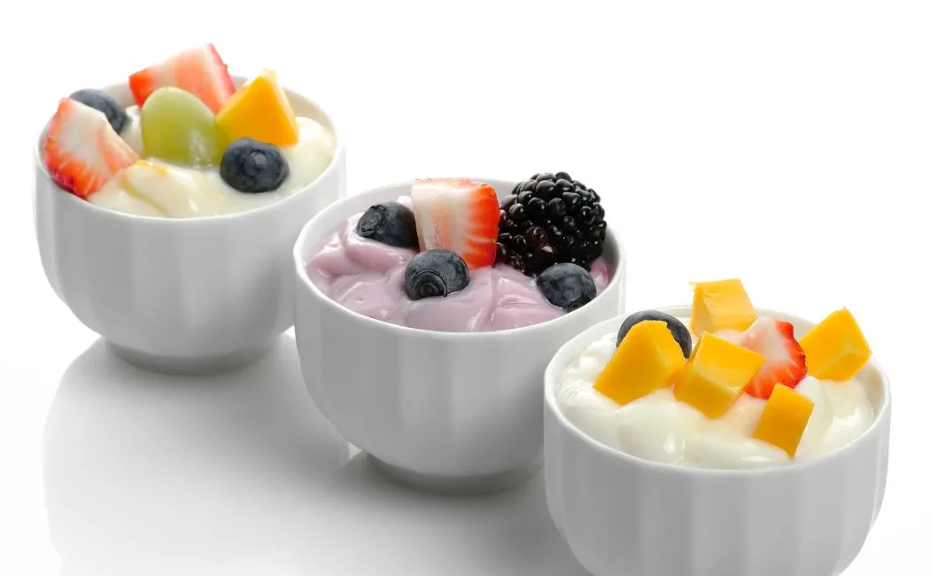 Smoothie na bazie jogurtu naturalnego z dodatkiem owoców leśnych i płatków owsianych