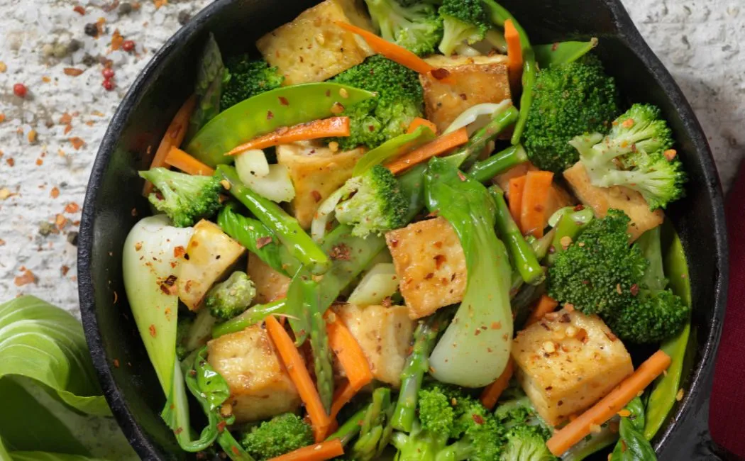 Smażone tofu z warzywami i sosem sojowym